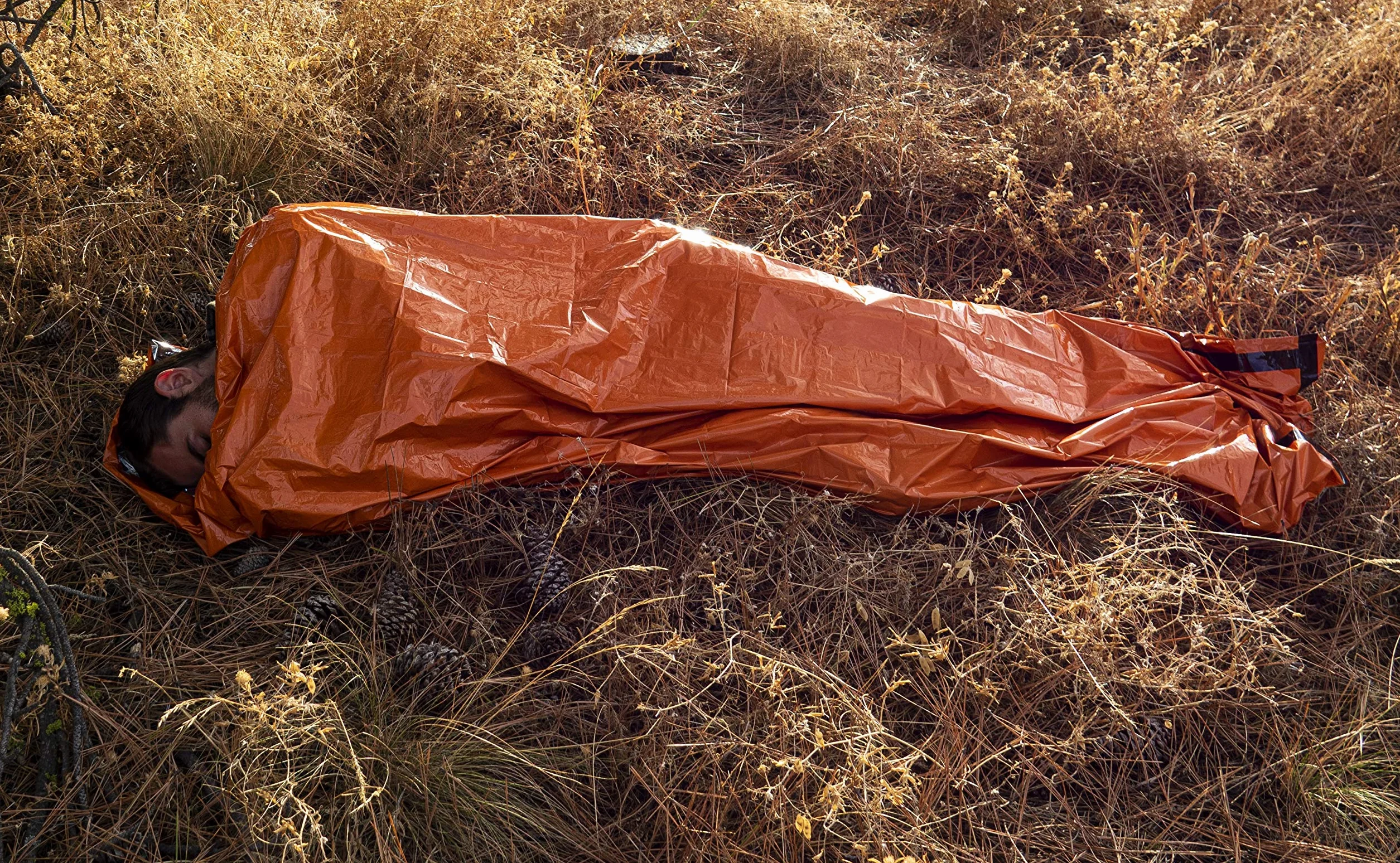 Coperta Termica Emergenza MEKKAPRO in Mylar Extra Spesso con Fischietto di Sopravvivenza – Sacco Bivacco Arancione per Survival Kit