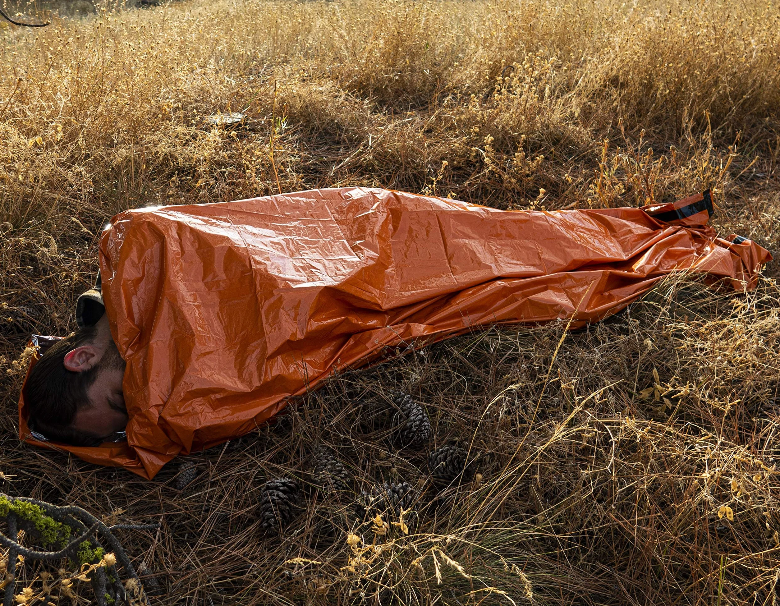 Coperta Termica Emergenza MEKKAPRO in Mylar Extra Spesso con Fischietto di Sopravvivenza – Sacco Bivacco Arancione per Survival Kit
